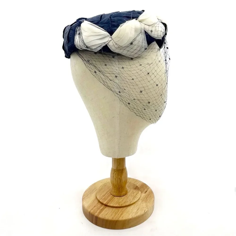 Vintage 1950s Pillbox Hat Navy Straw With White Rose Petals Mesh Veil Rhinestone - Picture 5 of 16